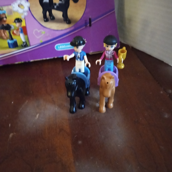 LEGO Friends: Stephanie's Horse Jumping - Picture 2 of 7